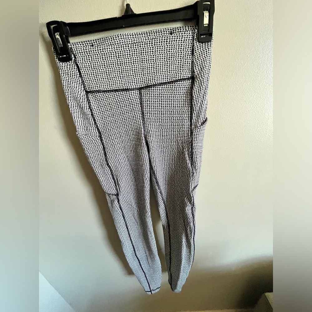 Lululemon black and white leggings with pockets | Size 4 |